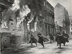 Tropas soviéticas combatiendo en las calles de Berlín.
