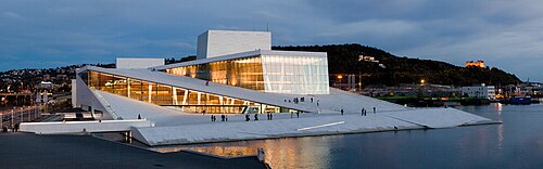Vista exterior de la Ópera de Oslo diseñada por Snøhetta