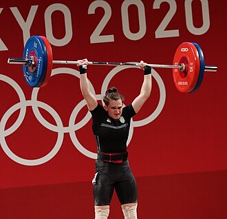 Atleta practicando halterofilia en una plataforma