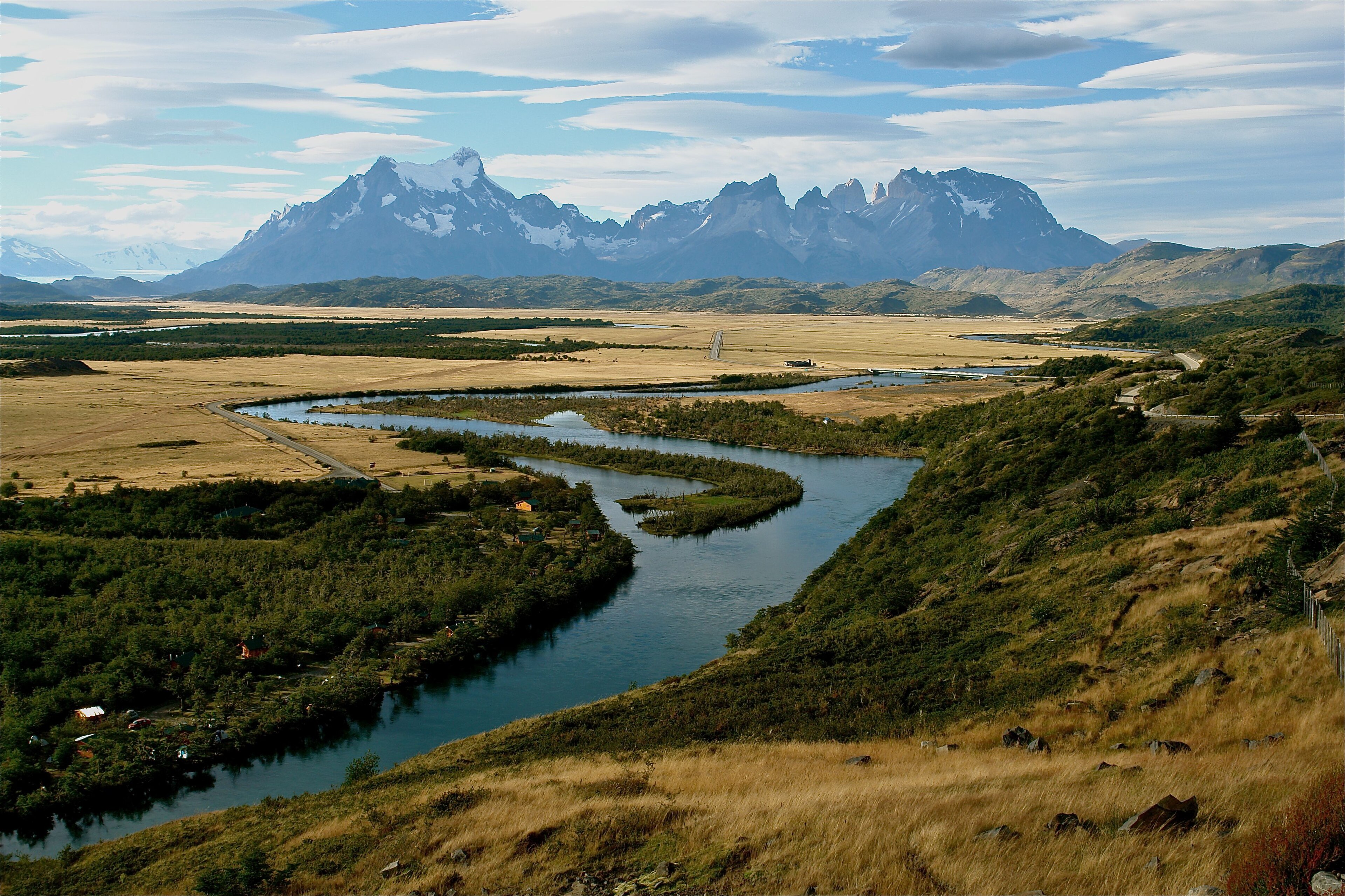 Vista panorámica del río Serrano con montañas al fondo