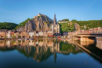 Dinant reflejado en el río Mosa