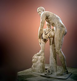Hermes atándose la sandalia, copia romana en mármol