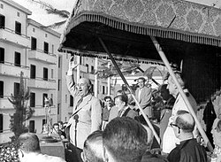 Francisco Franco dando un discurso en Éibar en 1949