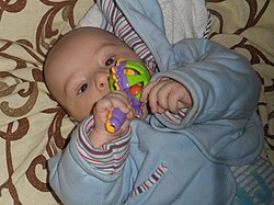 Un bebé jugando