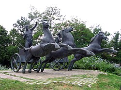 Los aurigas olímpicos, copia del original en el parque de Can Dragó, Barcelona