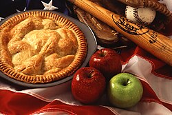 Elementos icónicos de la cultura estadounidense como la tarta de manzana, un bate de béisbol y la bandera nacional.