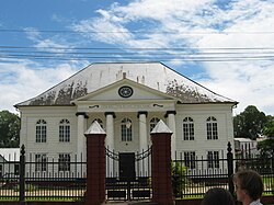 Interior o fachada de la Sinagoga Neve Shalom en Paramaribo