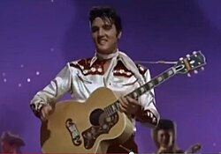 Elvis Presley con guitarra en una sesión de grabación