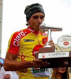 Sevilla con el trofeo del Clásico RCN