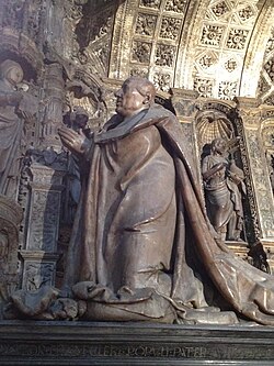 Estatua orante del cardenal en la catedral de Rouen