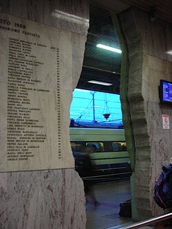 Detalle del muro afectado con el agujero original de la explosión.