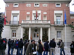 Exterior del Complejo de la Moncloa con medios de comunicación