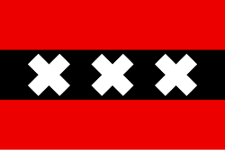 Bandera de Ámsterdam con tres cruces blancas sobre franja negra y fondo rojo