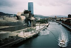 Vista de la ría a su paso por el Museo Guggenheim