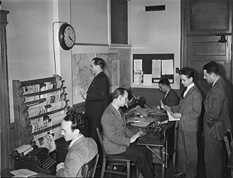 Periodistas trabajando en una redacción durante la década de 1940.
