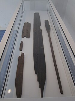Ski más antiguo conocido, de aproximadamente el año 3200 a. C. Museo de Västerbotten, en Umeå, Suecia