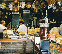 Variedad de pintxos tradicionales de San Sebastián