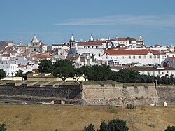 Vista general de la ciudad de Elvas tras sus murallas históricas