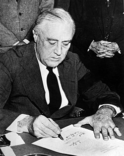 Franklin D. Roosevelt firma la Declaración de Guerra