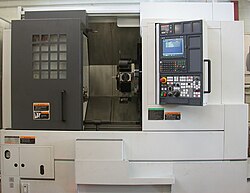 Torno moderno de control numérico en un entorno industrial
