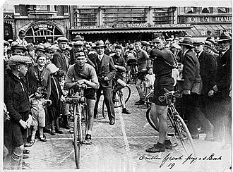 Ciclistas compitiendo en una carrera de ruta a principios del siglo XX