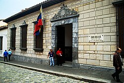 Fachada tradicional vinculada a la historia de Simón Bolívar.