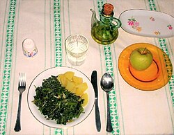 Plato tradicional de borrajas y patatas de la huerta oscense