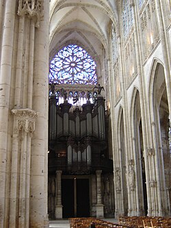 Interior de la iglesia abacial y órgano