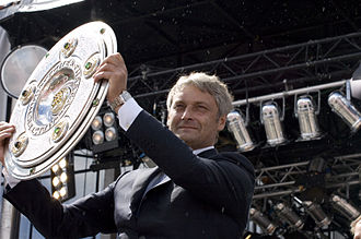 Armin Veh levantando el título de la Bundesliga