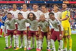 Selección nacional de fútbol celebrando un triunfo internacional.