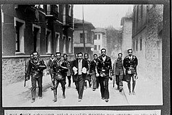 Miembros de la Ertzaña Igiletua en Durango tras el bombardeo del 31 de marzo de 1937