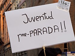 Pancarta contra el desempleo juvenil