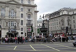 Estatua de Eros y la fachada del Criterion Theatre en Piccadilly Circus