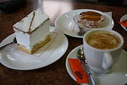 Milhojas acompañado de café en Murcia.