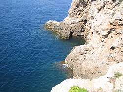 Acantilado pronunciado en la costa de Mallorca, España.