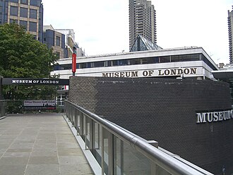Vista general y fachada del Museo de Londres en el complejo Barbican.