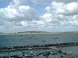 Regata de traineras en la bahía de Santander