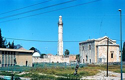 Sinagoga, mezquita e iglesia en el centro de Lod