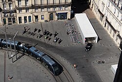 Tranvía moderno circulando por las calles de Burdeos junto a ciclistas