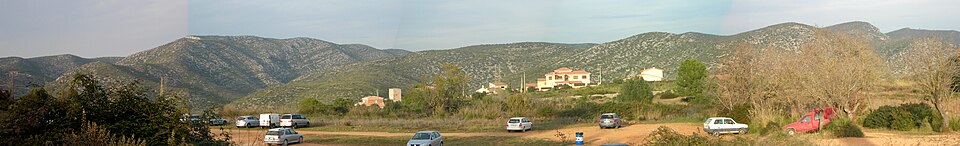 Vista panorámica del paisaje rocoso del macizo del Garraf en Cataluña