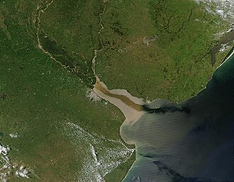 Vista de satélite del Río de la Plata mostrando la desembocadura entre Argentina y Uruguay.