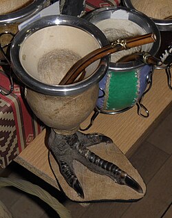 Mate fabricado con la pata de un choique