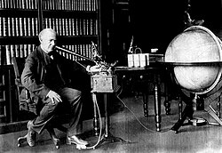 Thomas Edison utilizando un dictáfono en 1907