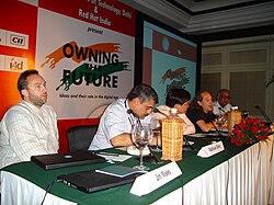 Jimmy Wales en la conferencia Owning the Future en Nueva Delhi