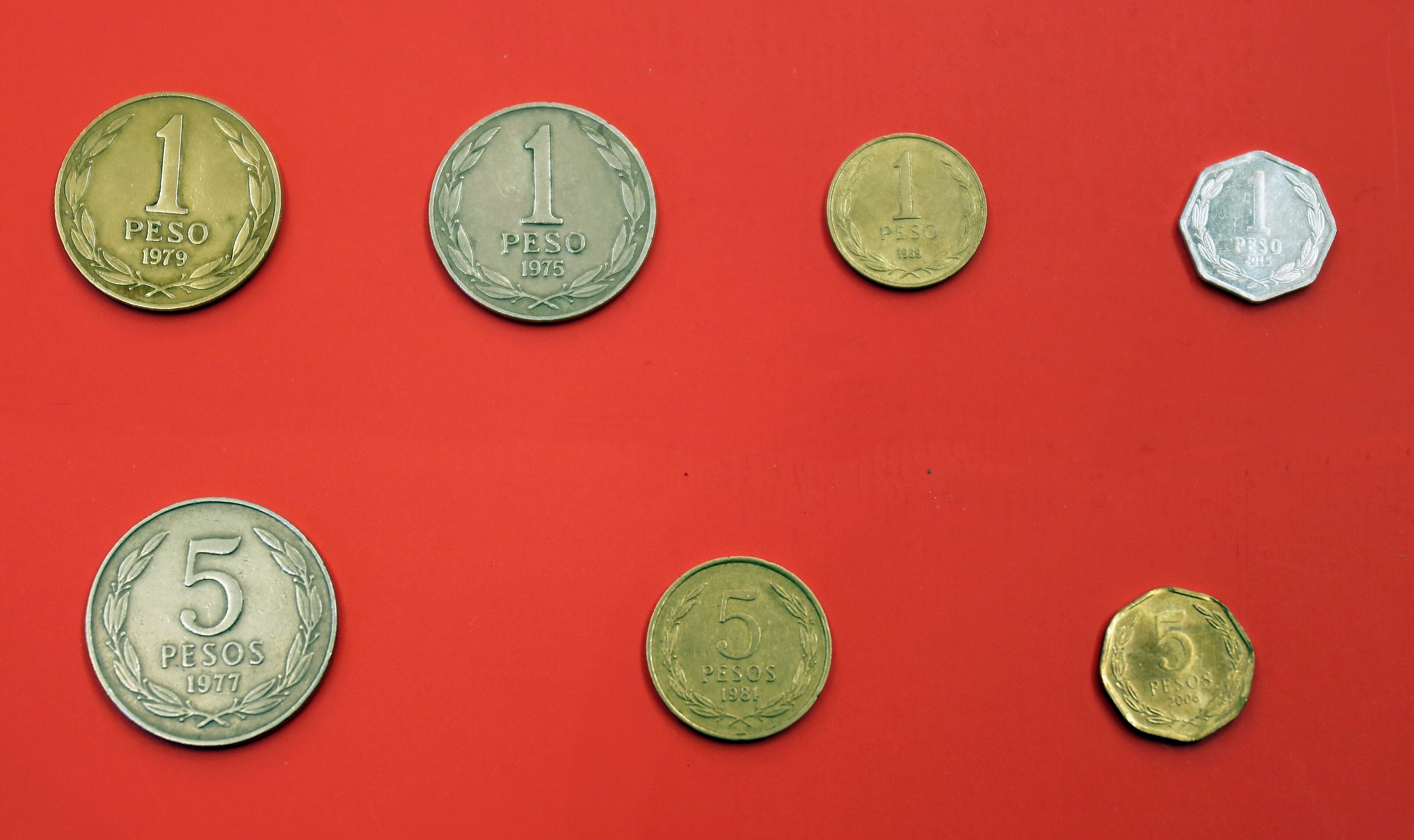 Monedas de 1 y 5 pesos chilenos antiguas.