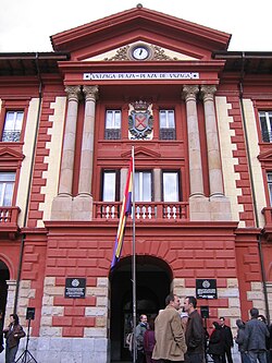 Fachada del Ayuntamiento de Éibar con la bandera republicana