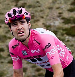 Tom Dumoulin portando la maglia rosa de líder