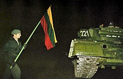 Manifestante lituano frente a tanques soviéticos