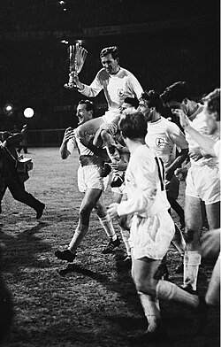 Danny Blanchflower sosteniendo el trofeo de la Recopa de Europa en 1963.
