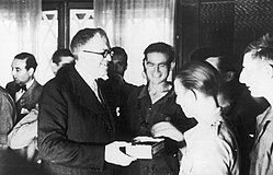 Julio Álvarez del Vayo condecorando a soldados durante la batalla del Ebro